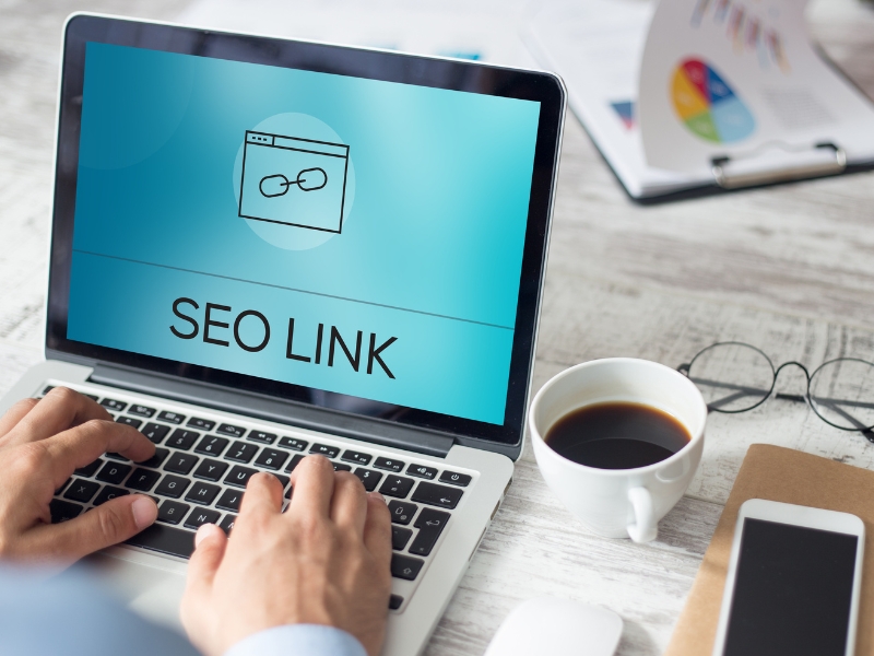 SEO Link is displayed on a laptop screen.